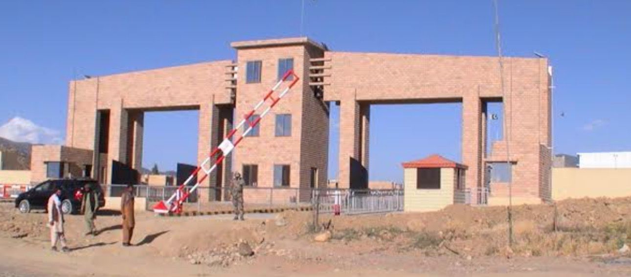 پاکستان د تورخم سربېره د انګور اډې له لارې افغان کډوال افغانستان ته لېږي