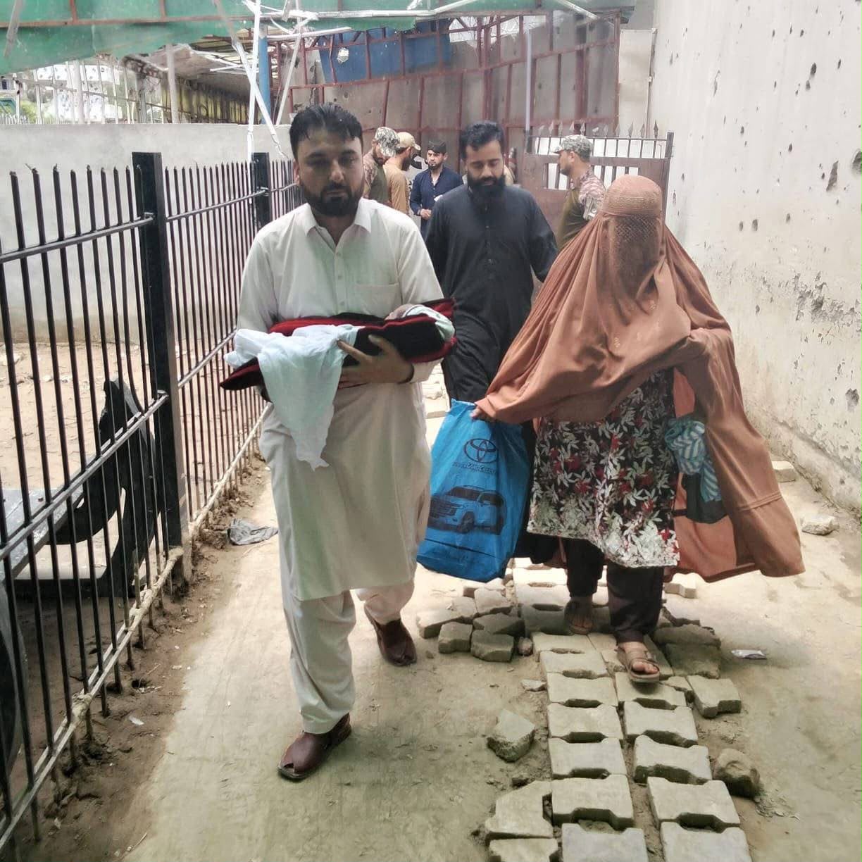 پاکستاني اړخ پر تورخم یوې افغانې مور او د هغې ناروغ ماشوم ته د اوښتلو اجازه ورکړې