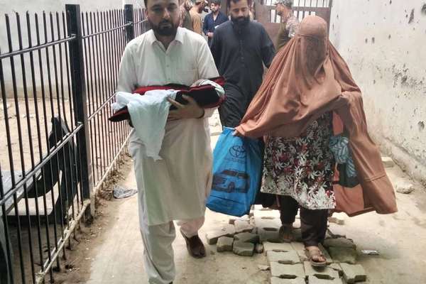 پاکستاني اړخ پر تورخم یوې افغانې مور او د هغې ناروغ ماشوم ته د اوښتلو اجازه ورکړې