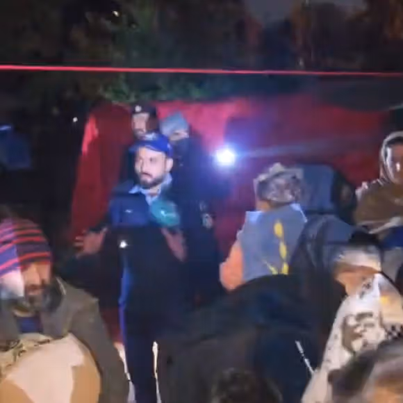 پولیس اسلامآباد برای اخراج خانوادههای افغان از پارک آرژانتین، دست به خشونت زده است