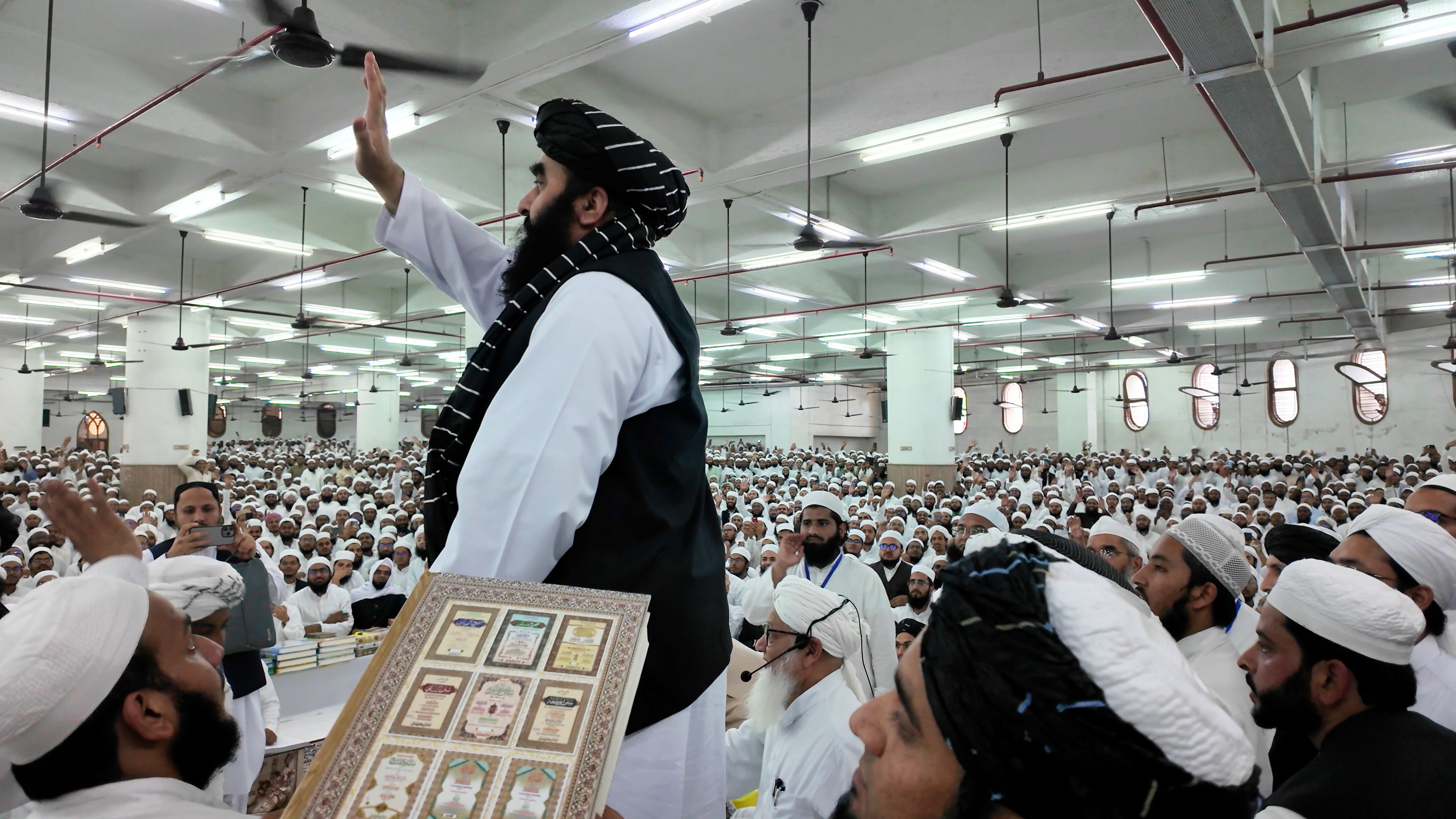 متقی از سفر جنجالی هند به کابل بازگشت