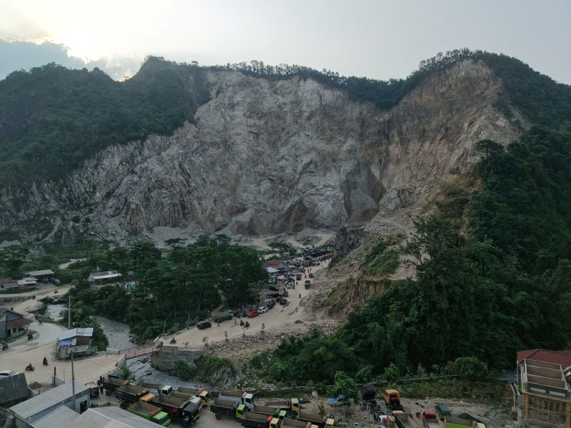 د اندونیزیا په جاوا ټاپو کې د ځمکې ښویېدو له امله لږترلږه ۲ کسان مړه او ۲۱ نور تري تم دي