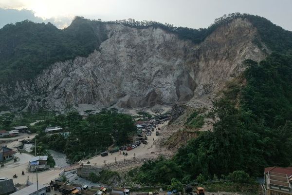 د اندونیزیا په جاوا ټاپو کې د ځمکې ښویېدو له امله لږترلږه ۲ کسان مړه او ۲۱ نور تري تم دي