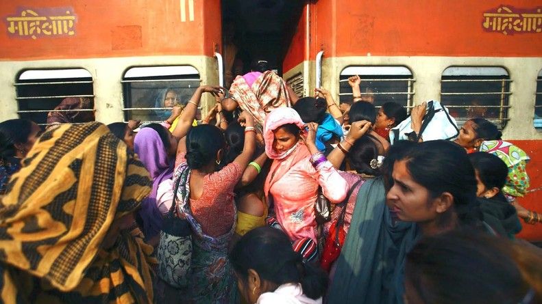 ازدحام جمعیت در یک ایستگاه راه‌آهن هند جان ۱۵ نفر را گرفت