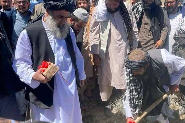 مردم جاغوری غزنی با هزینه شخصی خود لیسه عالی میسازند