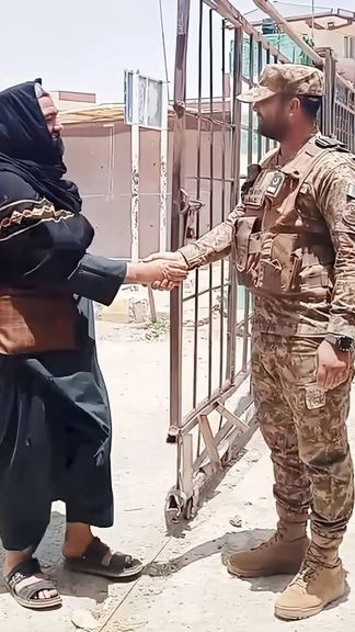 تبادل شیرینی بین مرزبانان پاکستانی و طالبان در عید قربان