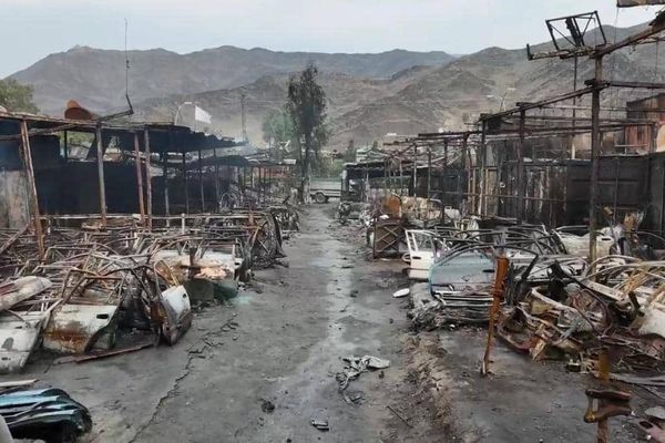 طالبان په تورخم کې د پاکستان په بریدونو کې د سوځېدلو هټیو له مالکانو سره مرسته کوي