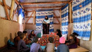 افغانستان کې د نفوسو ډېروالی؛ کاري فرصتونه، تعليمي او روغتیايي خدمتونه محدود دي