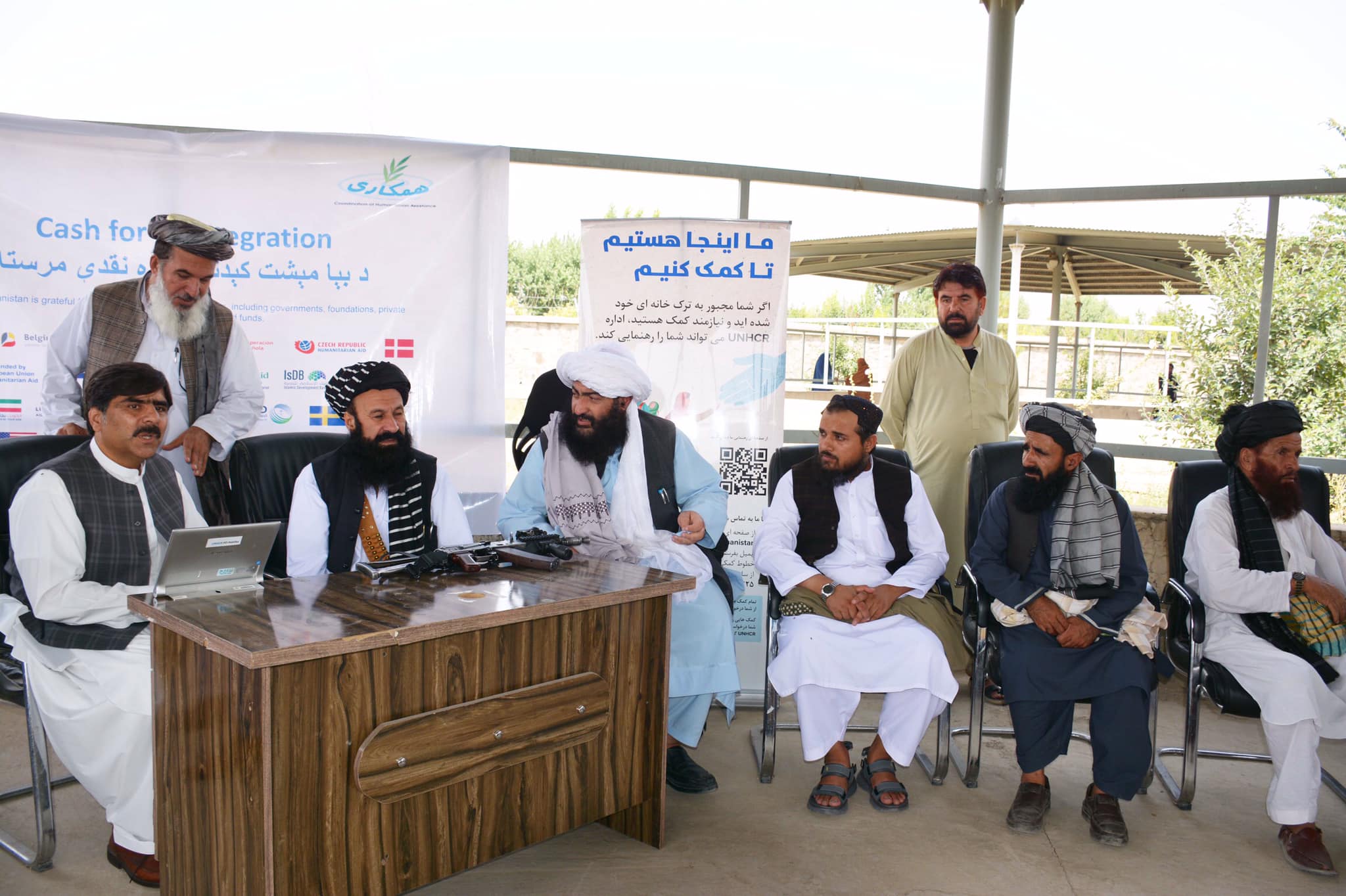 وزیر مهاجرین طالبان با سلاح از جریان توزیع کمک‌های سازمان ملل نظارت کرد