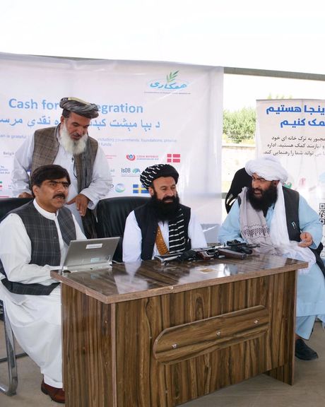 وزیر مهاجرین طالبان با سلاح از جریان توزیع کمکهای سازمان ملل نظارت کرد