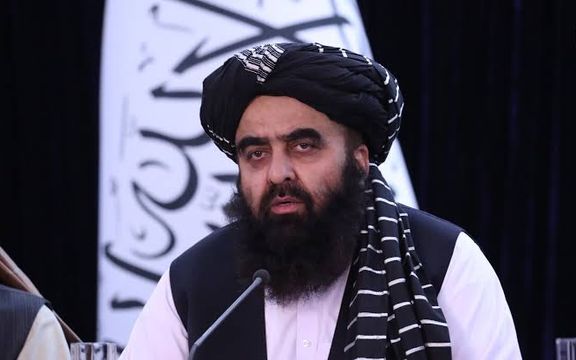 امیر خان متقي: تېرو شلو کالو کې د افغانستان اقتصادي پالیسیو خلک “خیرات خواره” روږدي کړي