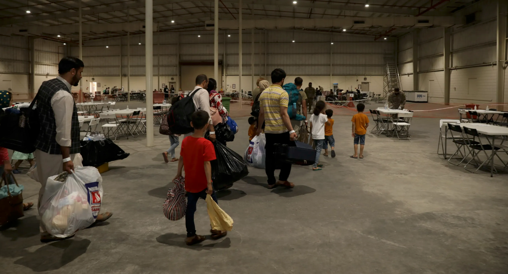 امریکایي رسنۍ: قطر کې د یوه پوځي کمپ دننه افغان پناه‌غوښتونکي د «دوزخ» په څېر ژوند تېروي