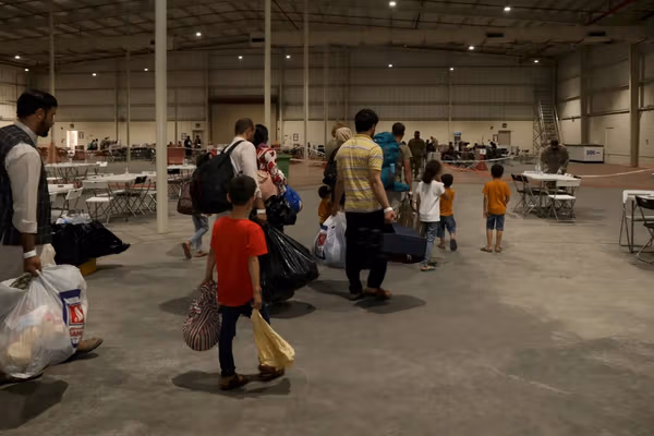 امریکایي رسنۍ: قطر کې د یوه پوځي کمپ دننه افغان پناهغوښتونکي د «دوزخ» په څېر ژوند تېروي