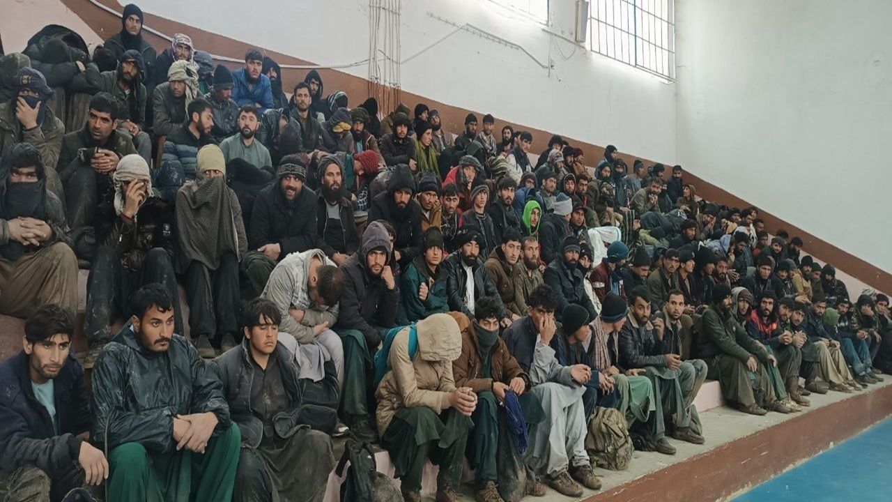 د ایران امنیتي ځواکونو په واورو کې بندپاتې ۳۰۰ افغان کډوال ژغورلي دي