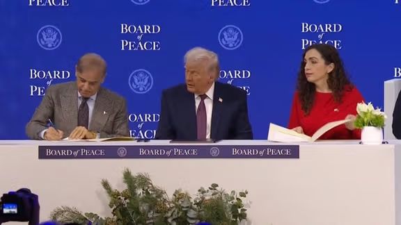 د طالبانو رسنیو د ټرمپ له «سولې پلاوي» سره د پاکستان پر یو ځای کېدو سختې نیوکې کړې دي