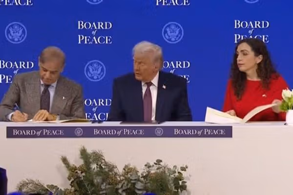 د طالبانو رسنیو د ټرمپ له «سولې پلاوي» سره د پاکستان پر یو ځای کېدو سختې نیوکې کړې دي