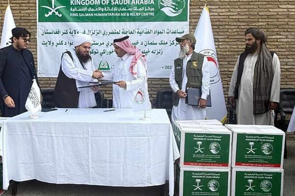 السعودية تسلّم 3 آلاف سلة غذائية لمتضرري الزلزال في ولاية كنر