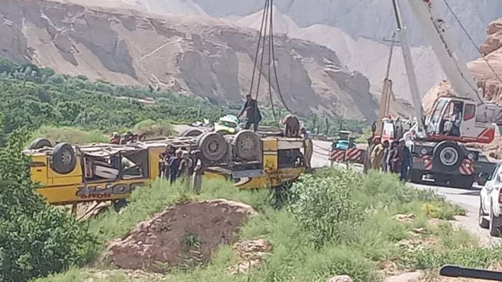 سه کشته و ۳۳ مجروح در پی واژگون شدن بس مسافربری در سمنگان