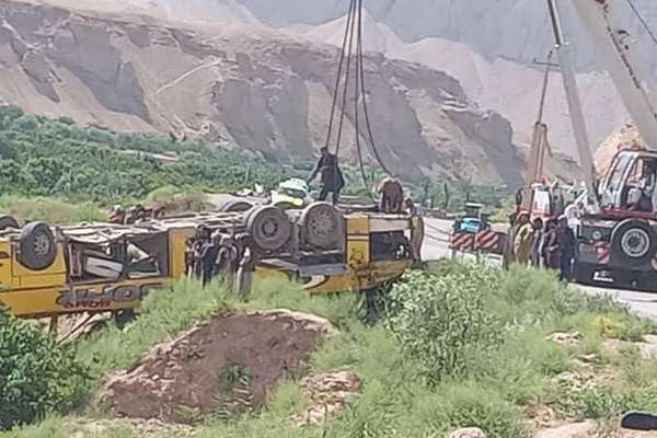 سه کشته و ۳۳ مجروح در پی واژگون شدن بس مسافربری در سمنگان