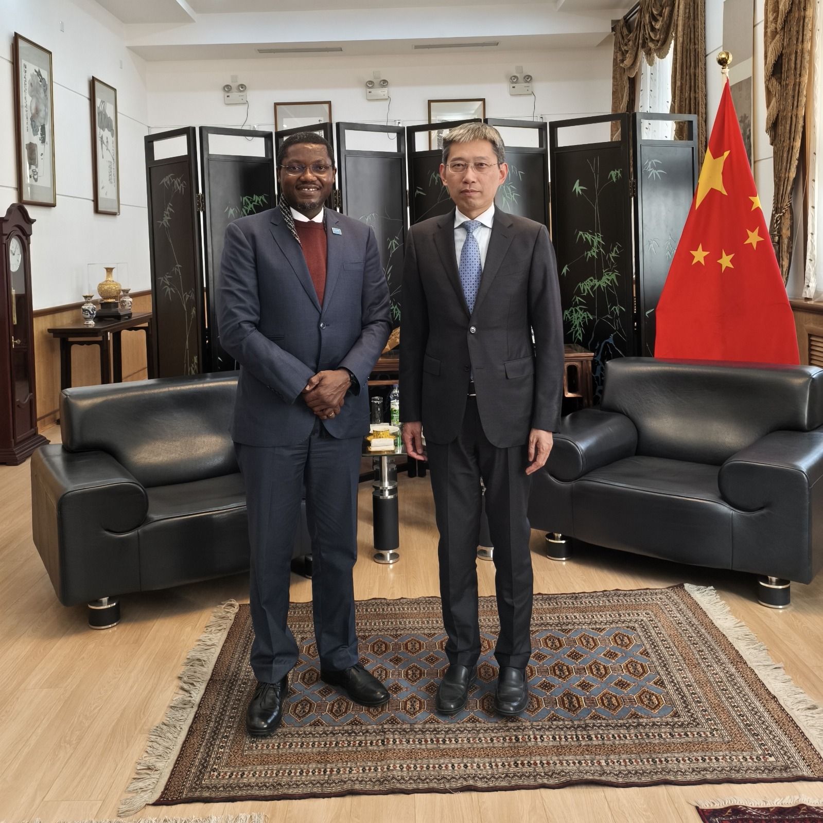 افغانستان لپاره د یونېسف مشر د چین له سفیر سره د زیانمنو افغان ماشومانو په ملاتړ خبرې کړ‌ي