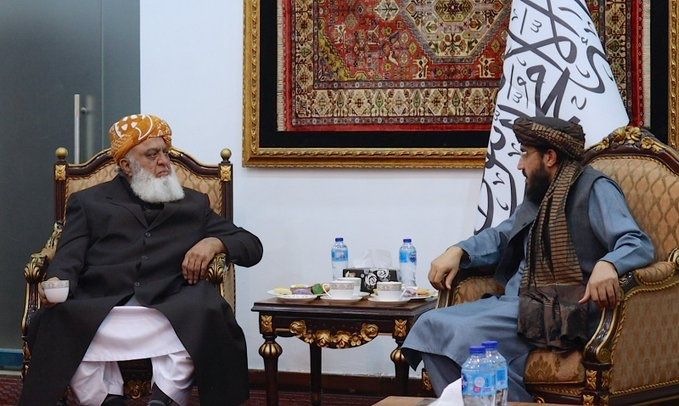 فضل‌الرحمان برای فاتحه خلیل‌الرحمان به سفارت افغانستان در اسلام‌آباد رفت