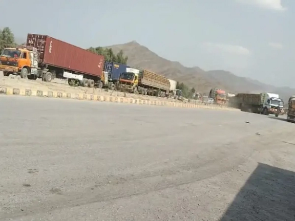 ځايي سرچینې: په تورخم کې وضعیت کړکېچن دی او د دواړو خواوو ځواکونه ګوته پر ماشه دي