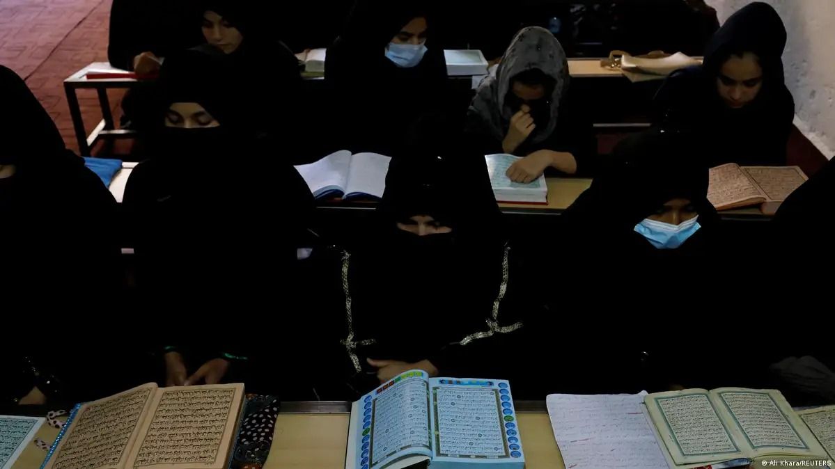 طالبان از گشایش دو مدرسه دینی دخترانه در دایکندی خبر داد