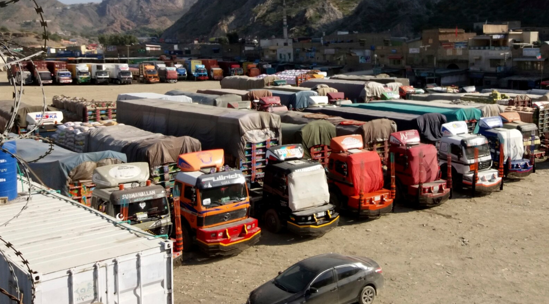 د افغانستان او پاکستان ترمنځ د لارو تړل کېدو له کبله د خوراکي توکو بیې څو برابره لوړې شوې