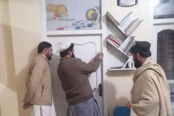 طالبانو د لوړو بیو له امله په خوست کې ۶ کتنځایونه او درمل پلورنځي وتړل