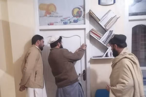 طالبانو د لوړو بیو له امله په خوست کې ۶ کتنځایونه او درمل پلورنځي وتړل