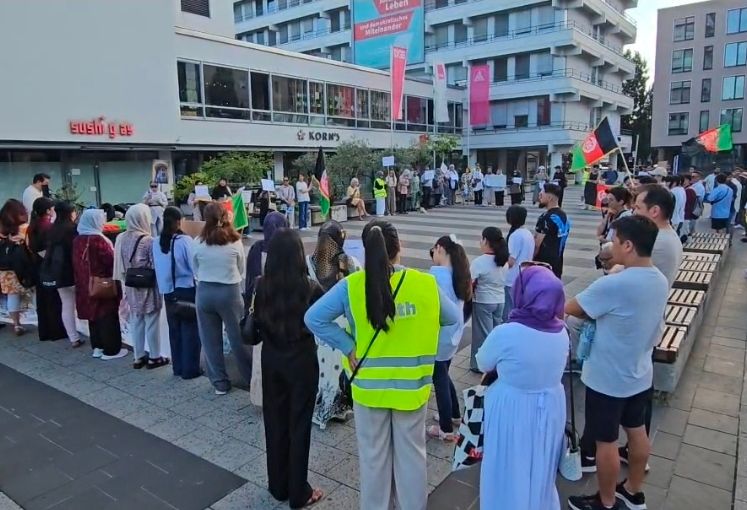 افغان‌ها در شهر نورنبرگ آلمان در حمایت از زنان افغانستان تجمع کردند