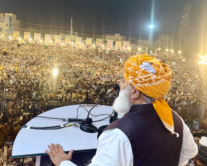 مولانا فضل الرحمن: باكستان لم تعد قادرة على الحرب