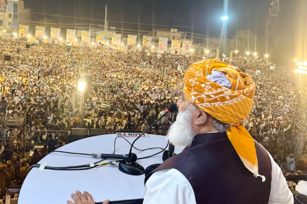 مولانا فضل الرحمن: باكستان لم تعد قادرة على الحرب