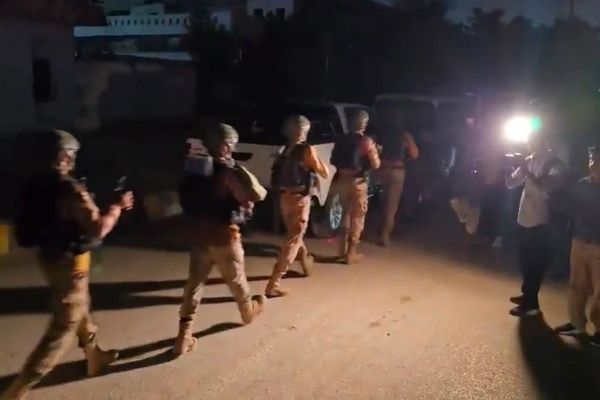 د پاکستان په کراچۍ کې د نيم پوځي ځواک رېنجرز دفتر ته نږدې چاودنه او ډزې شوي