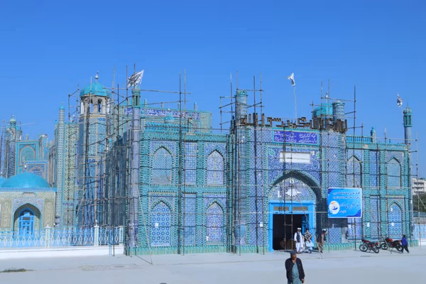 طالبان په بلخ کې د روضې ودانۍ زیانمنې شوې برخې بېرته رغوي