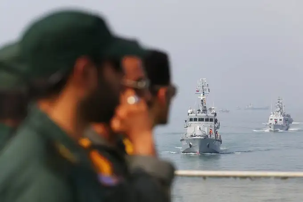 سپـاه پـاسداران په هرمز تـنـګي کې پر دوو تېلوړونکو بېړیو د برید خبر ور کړی