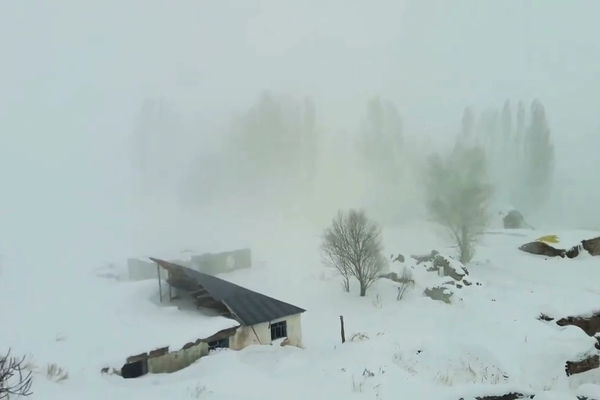 د تیراه اوسېدونکي: بېځایه شوي په واورو کې بند پاتې دي خو پوځ د سیمو پر پرېښودو ټینګار کوي