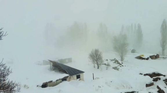 د تیراه اوسېدونکي: بېځایه شوي په واورو کې بند پاتې دي خو پوځ د سیمو پر پرېښودو ټینګار کوي