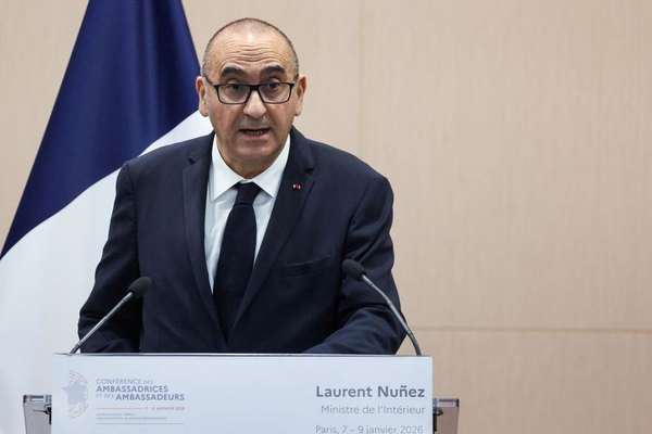 فرانسې د کډوالو پر ۱۰ مخالفو بریټانیايي فعالانو بندیز لګولی