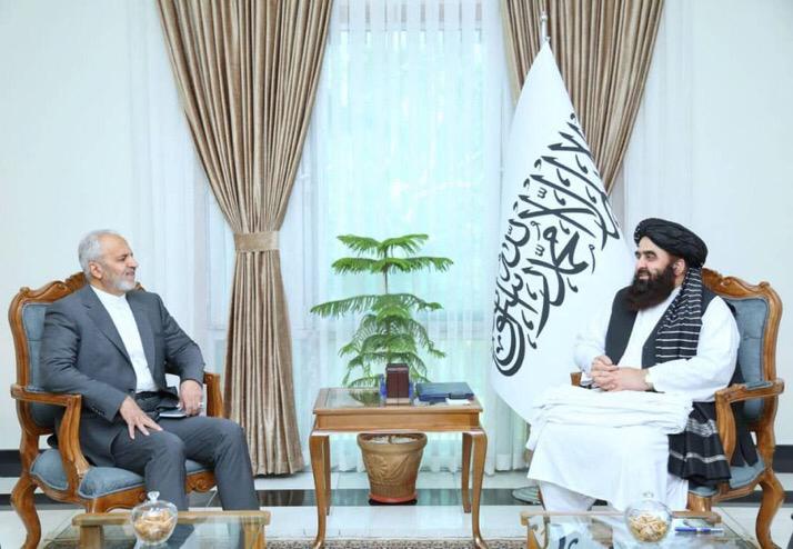 د ایران سفارت: کابل کې د ایران سفیر له امیر خان متقي سره د دواړو هیوادونو په اړه خبرې کړي 