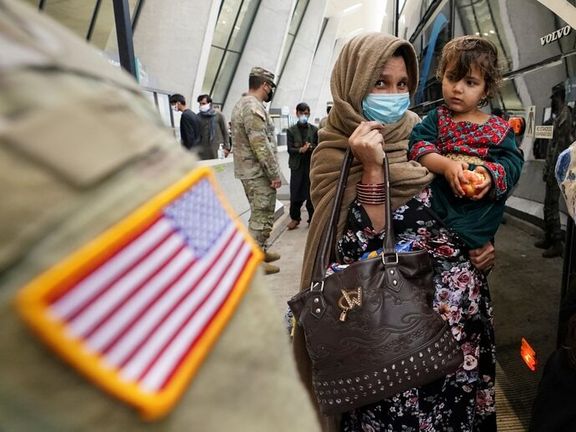 افرادی که ویزای مهاجرتی از طریق عضو درجهیک خانواده را دارند، مانند همسر و فرزندان خردسال افغان، اجازه سفر به امریکا را دارند