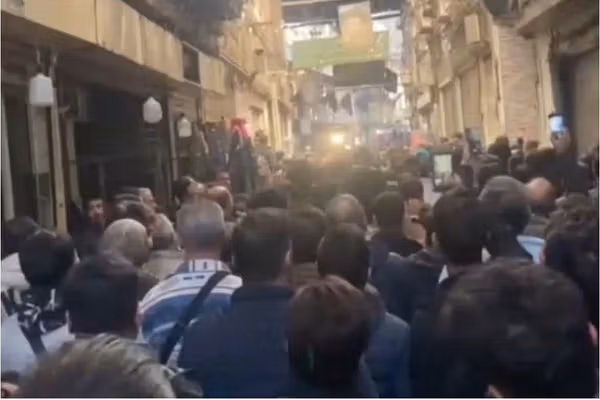 په ایران کې د ډالر پر وړاندې د تومان د ارزښت د رالوېدو له امله اعتراضونه دوام لري