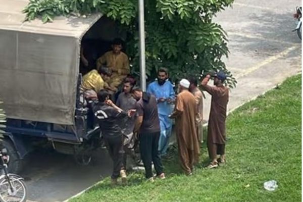 Pak Police Detain Afghan Migrants As Thousands Left In Legal Uncertainty