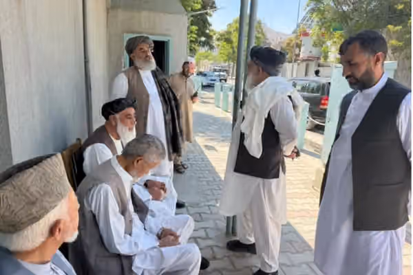 فایق د کرزي د کور د کلابندۍ په غبرګون کې: افغانستان په زور او ډارولو سره نه اداره کېږي