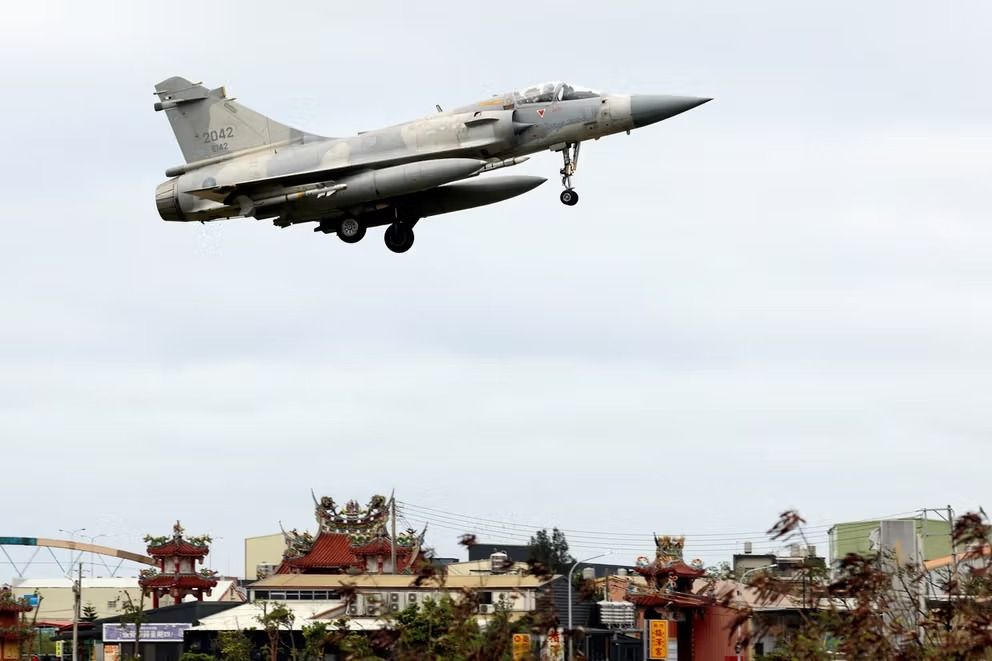 بزرگ‌ترین رزمایش نظامی تاریخ چین با استفاده از تسلیحات واقعی در اطراف تایوان برگزار شد