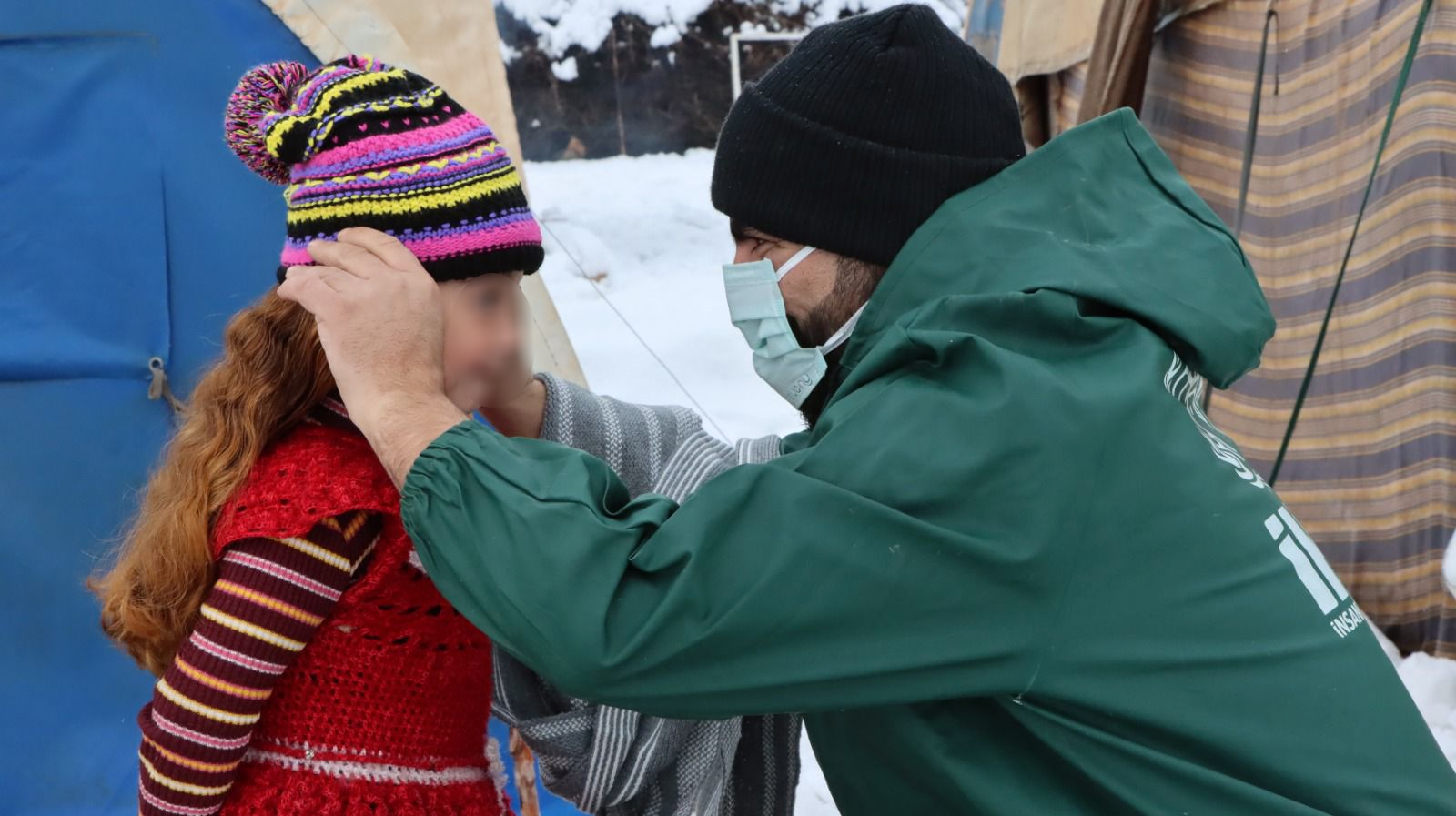 "نمی‌گذاریم کودکان یخ بزنند"؛ مادران تُرک برای کودکان افغانستان و سوریه لباس گرم می‌بافند