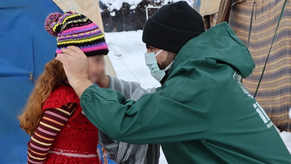 "نمیگذاریم کودکان یخ بزنند"؛ مادران تُرک برای کودکان افغانستان و سوریه لباس گرم میبافند