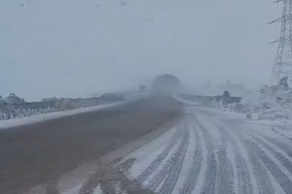 شاهراه سالنگ به علت برفباری به روی موترها بسته شد