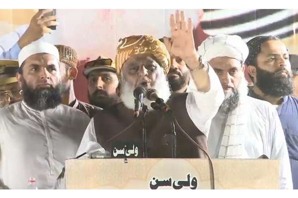 مولانا فضل الرحمن: په خیبر پښتونخوا کې پولیس د شپې له خپلو مرکزونو نشي وتلی