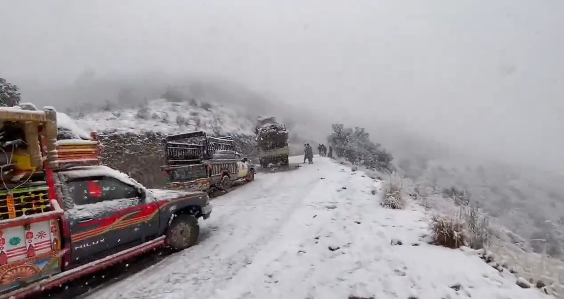 ډنډ خړ دی او کبان ړانده دي؛ په درنو واورو کې د تیرا او کورمې بې‌کوره شوي پښتانه